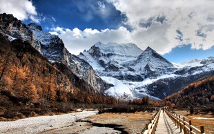 壮丽雪山下的山间木栈道
