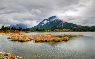 湖畔山峦云雾缭绕之景