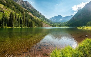 山间秀丽湖泊风景