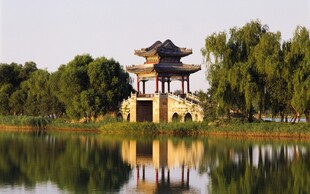 湖畔古亭映景