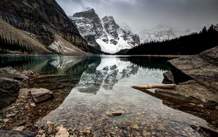 宁静山水间的绝美湖景