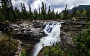 山间瀑布风景如画