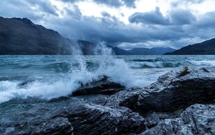 海浪拍击礁石的壮丽景象