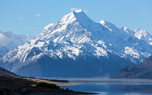 巍峨雪山下的静谧湖泊
