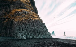 海岸边的壮丽岩石景观
