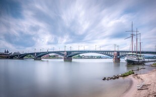 河畔桥梁风景