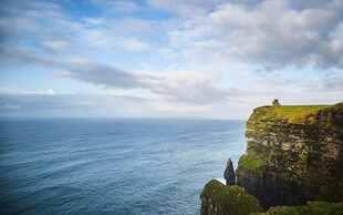 悬崖边的壮阔海景