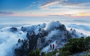 云海之巅的壮丽山景