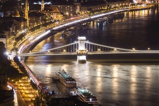 布达佩斯链桥夜景