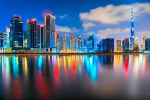 城市璀璨夜景水面倒影迷人