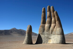 沙漠中的巨型手掌雕塑