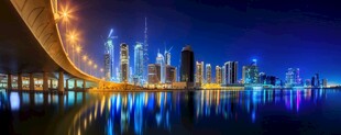 璀璨夜景中的城市跨海大桥