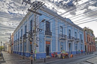 蓝色欧式建筑街景