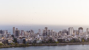城市天际线与水域景观