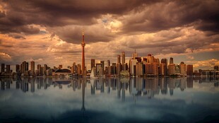 城市黄昏倒影美景