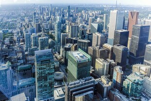 繁华都市天际线俯瞰图