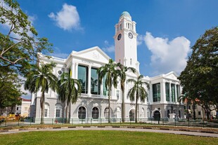 白色钟楼建筑与周边景观