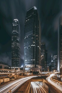 都市夜景中的车流与高楼