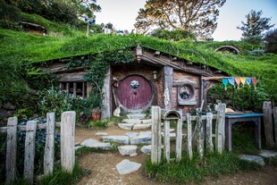霍比特人风格小屋童话般场景