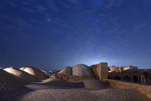 沙漠星空下的神秘建筑