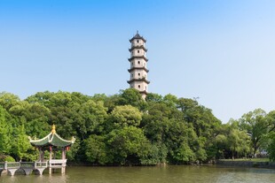 湖畔宝塔与亭阁美景