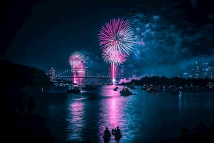 悉尼港湾绚丽烟花夜景