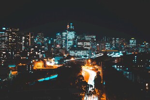 城市夜景中的绚烂烟花