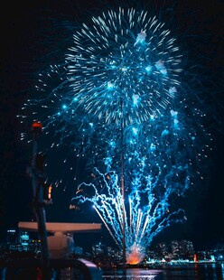 夜空中绽放的绚丽蓝色烟花