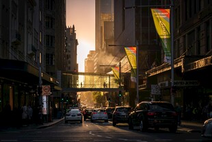 黄昏下的城市街道景观