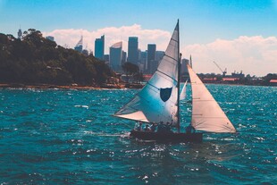 海上帆船与城市天际线