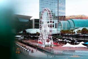 城市河畔的摩天轮景观