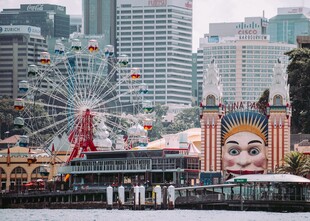 城市中的摩天轮与特色建筑