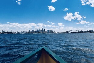 乘船赏景城市与海的风光
