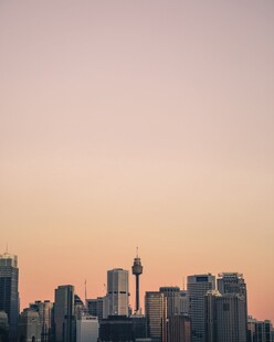 黄昏下的城市天际线