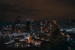 城市璀璨夜景俯瞰图