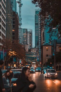 都市雨夜街头的繁忙景象