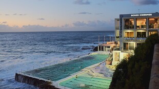 海滨泳池旁的现代建筑