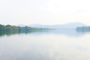 宁静湖面与远山晨景