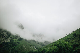 云雾缭绕的翠绿山峦