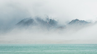 云雾缭绕的山海美景