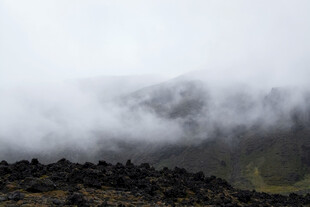 云雾缭绕的山峦美景