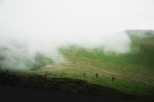 云雾缭绕山间的徒步场景