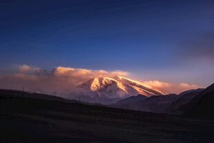 夕阳下的壮丽雪山