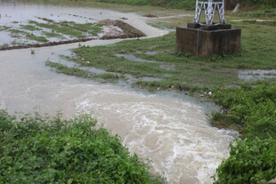 洪水泛滥淹没周边区域