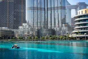 城市中泳池畔的美丽景致