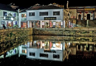 水乡夜景倒影如画