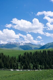 草原山林间的蓝天白云