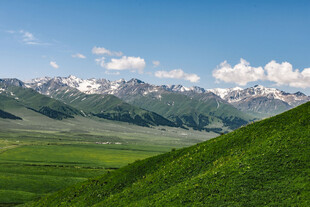 草原雪山美景