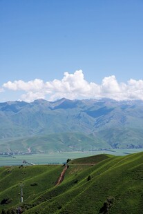青山绵延的秀丽自然风光