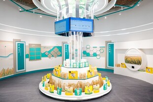 现代科技展厅内的展示装置
